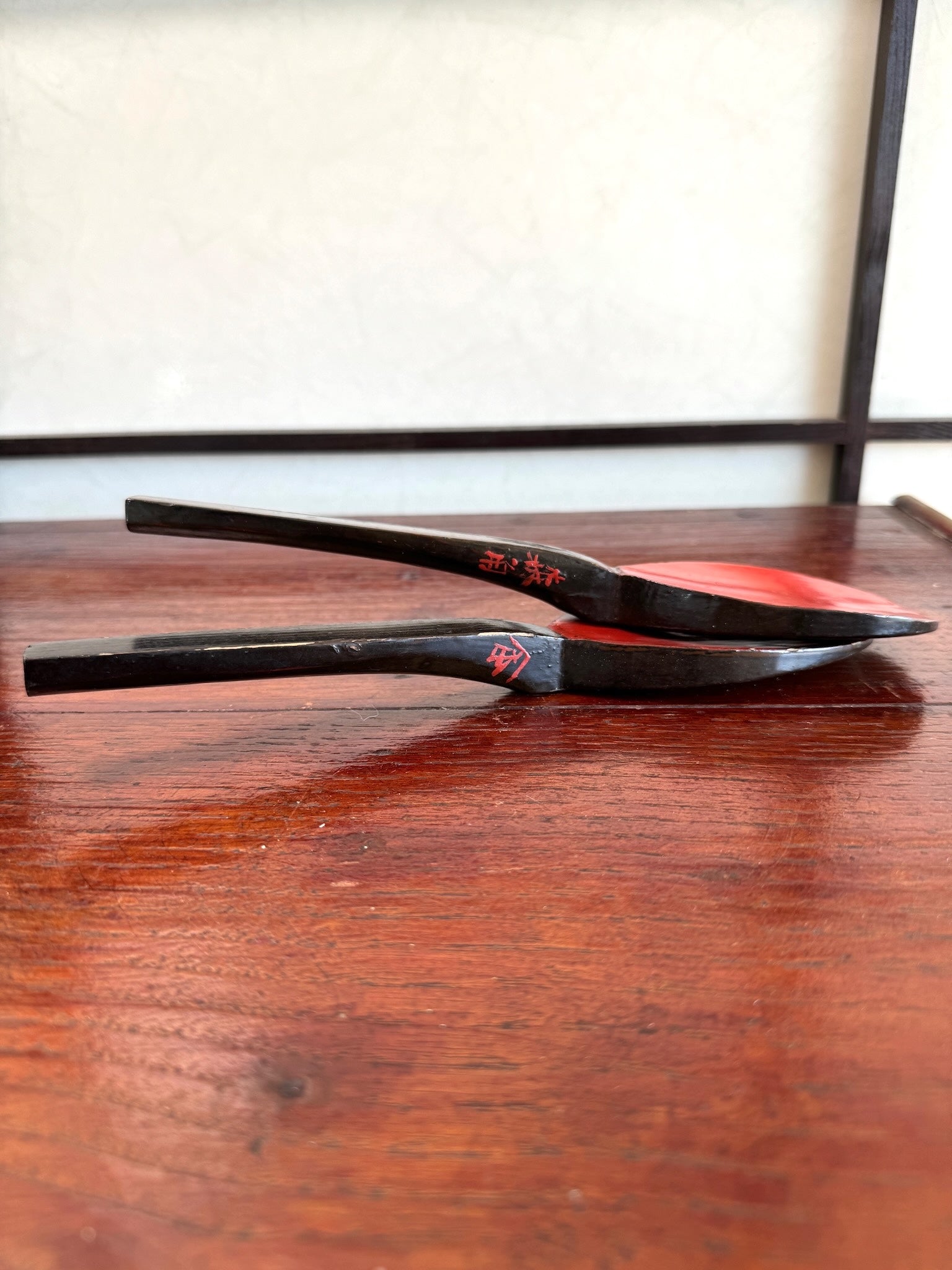 laque japonaise deux cuillères en bois rouge et noire, profil droit signature artisan