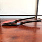 laque japonaise deux cuillères en bois rouge et noire, profil gauche