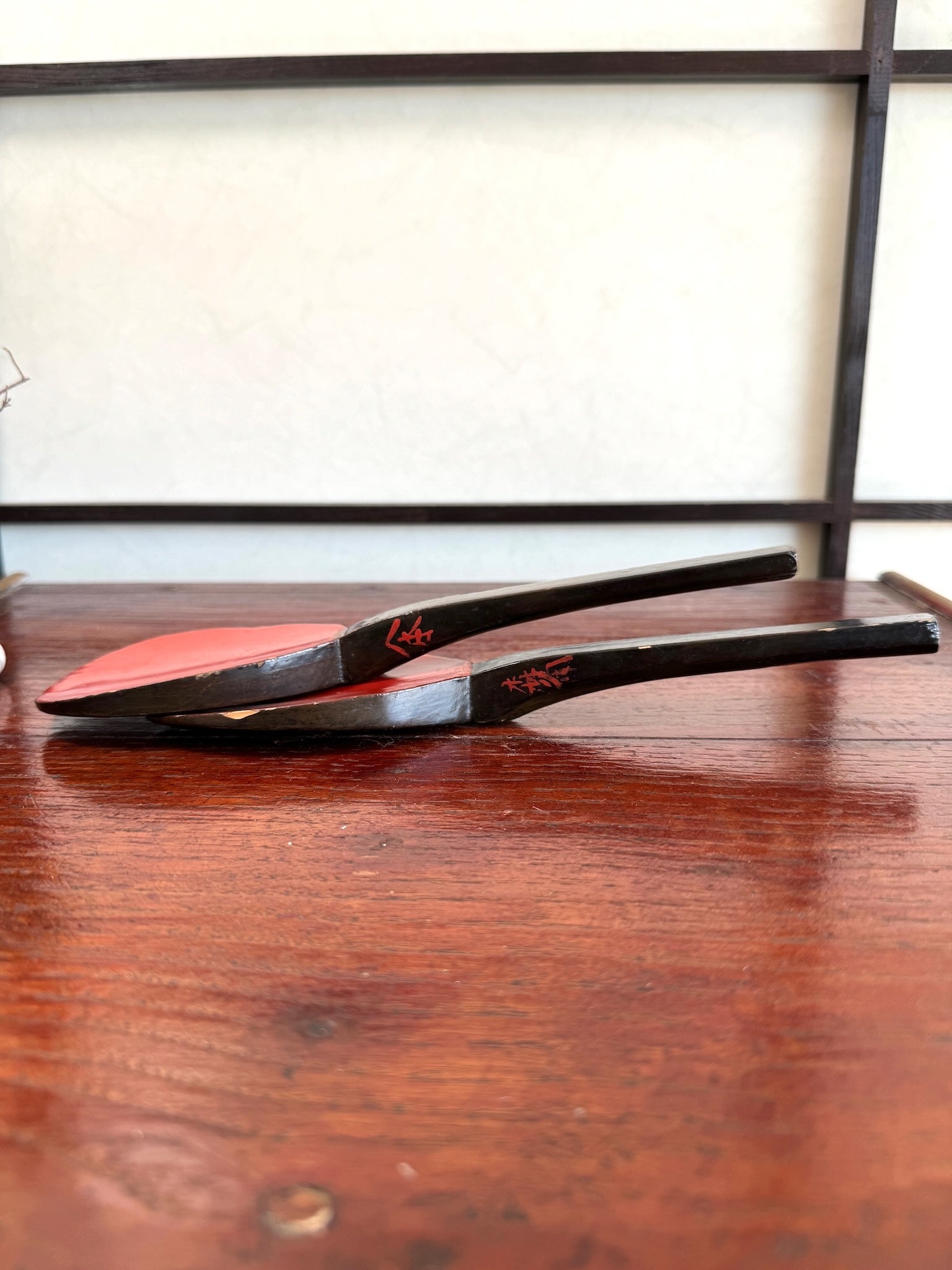 laque japonaise deux cuillères en bois rouge et noire, profil gauche