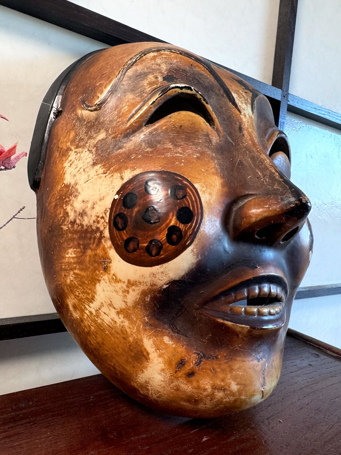 Masque de theatre japonais joues peintes profil droit