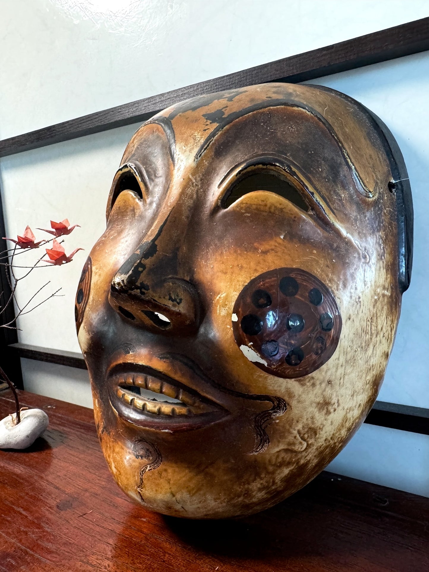 Masque de theatre japonais joues peintes profil gauche