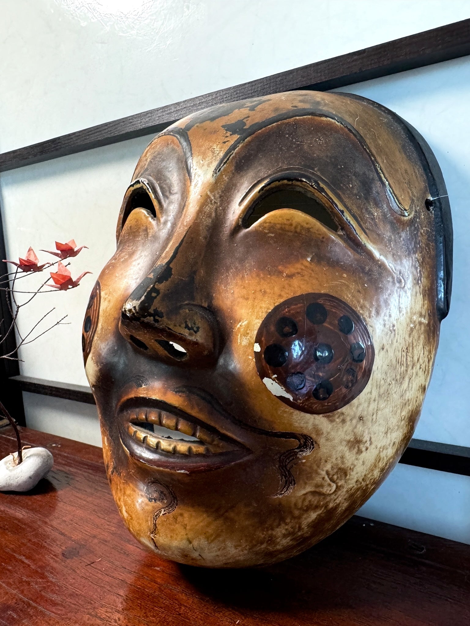 Masque de theatre japonais joues peintes profil gauche