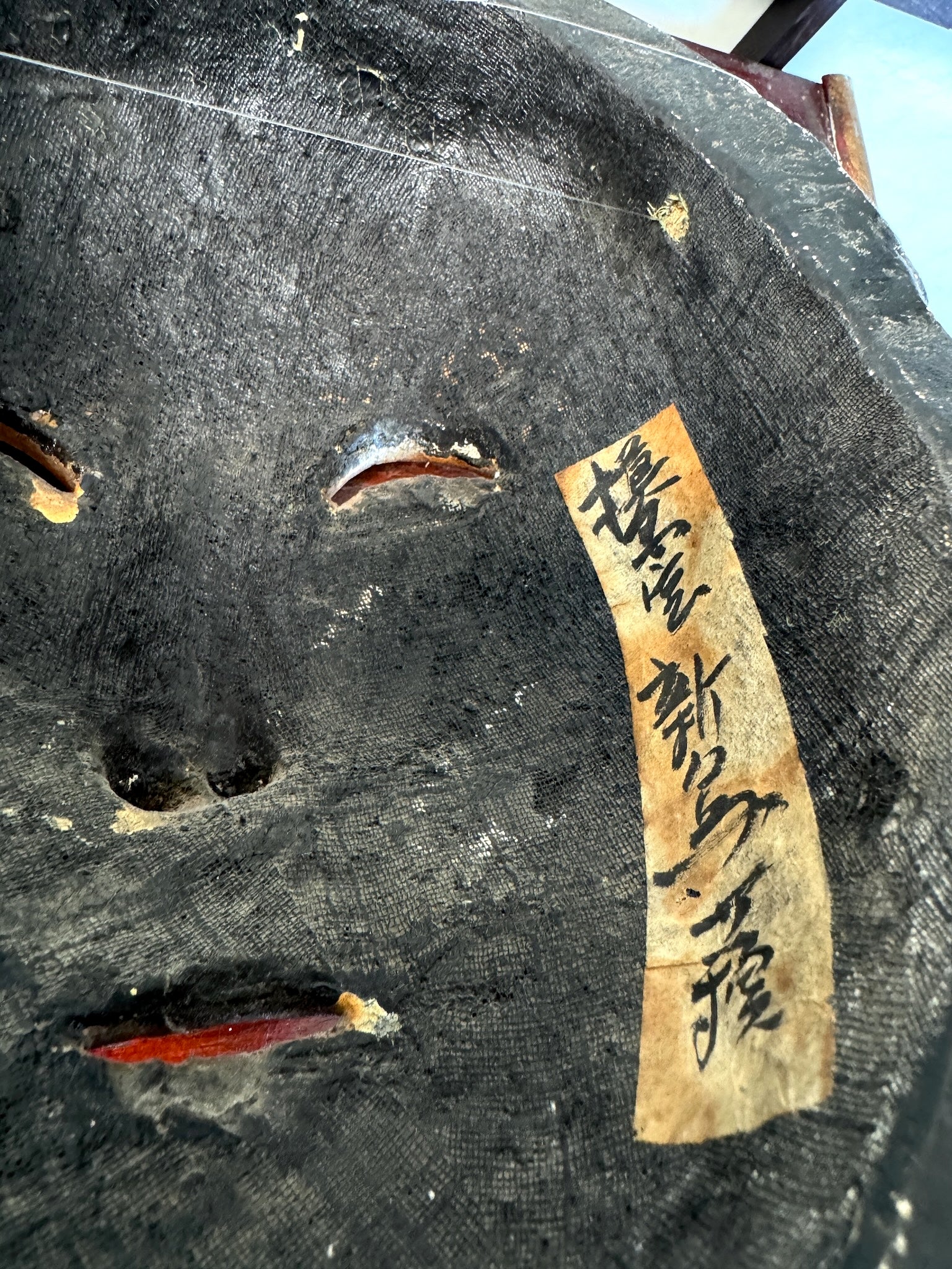 Masque de theatre japonais joues peintes etiquette artisan