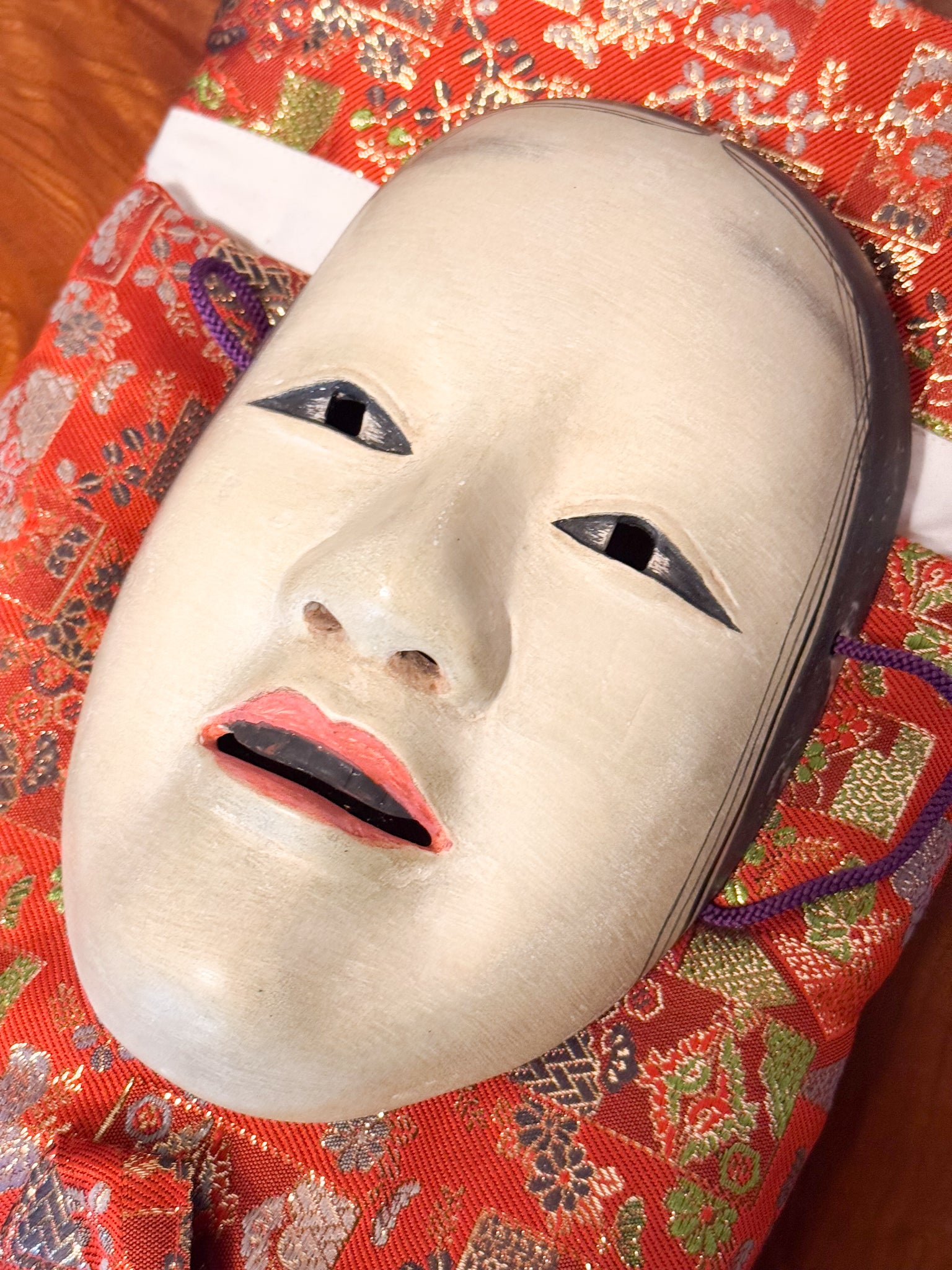 masque de théatre No Ko-Omoté sur sa pochette en soie