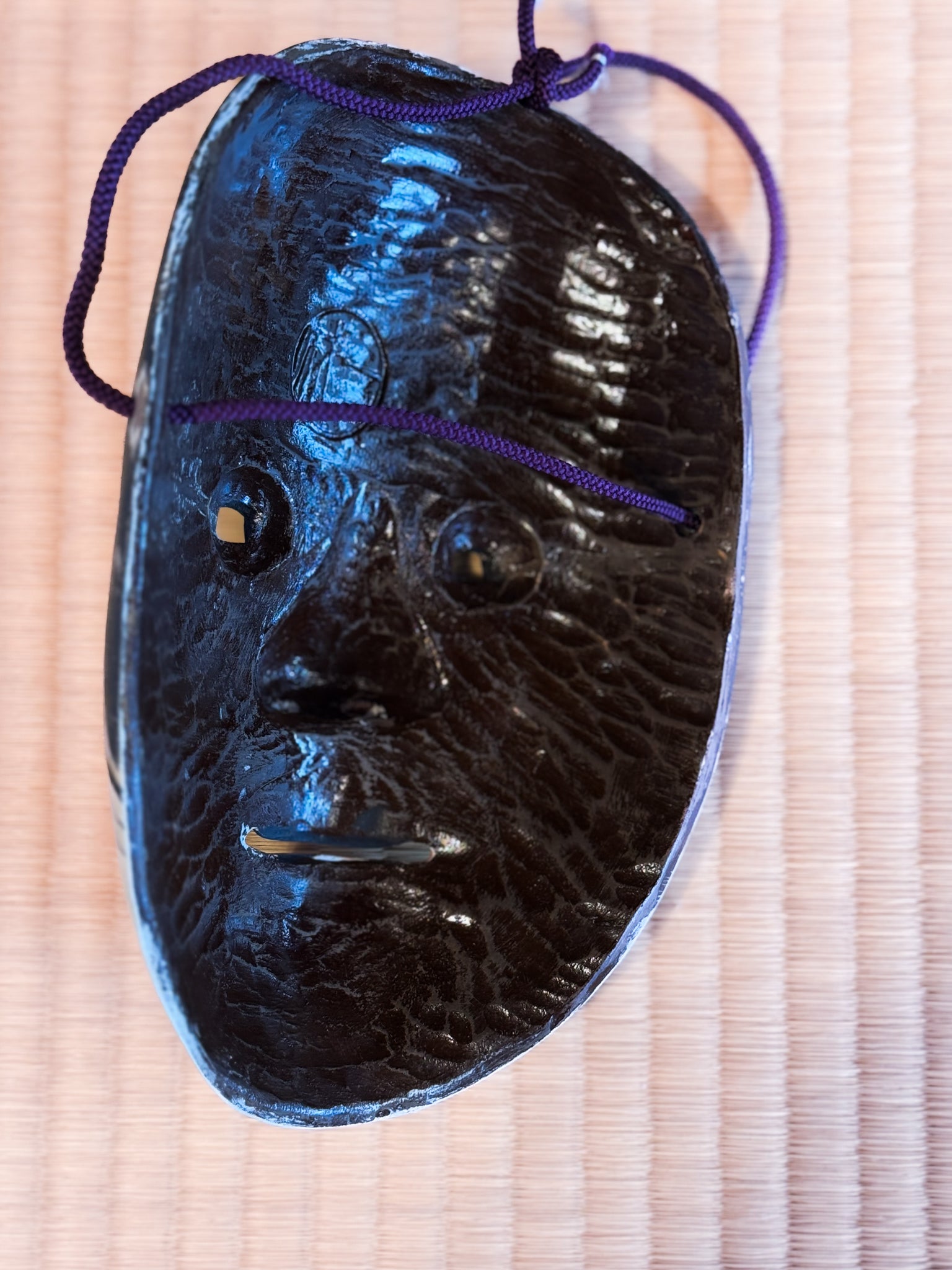 masque de théatre No Ko-Omoté, l'intérieur avec le sceau de l'artisan gravé