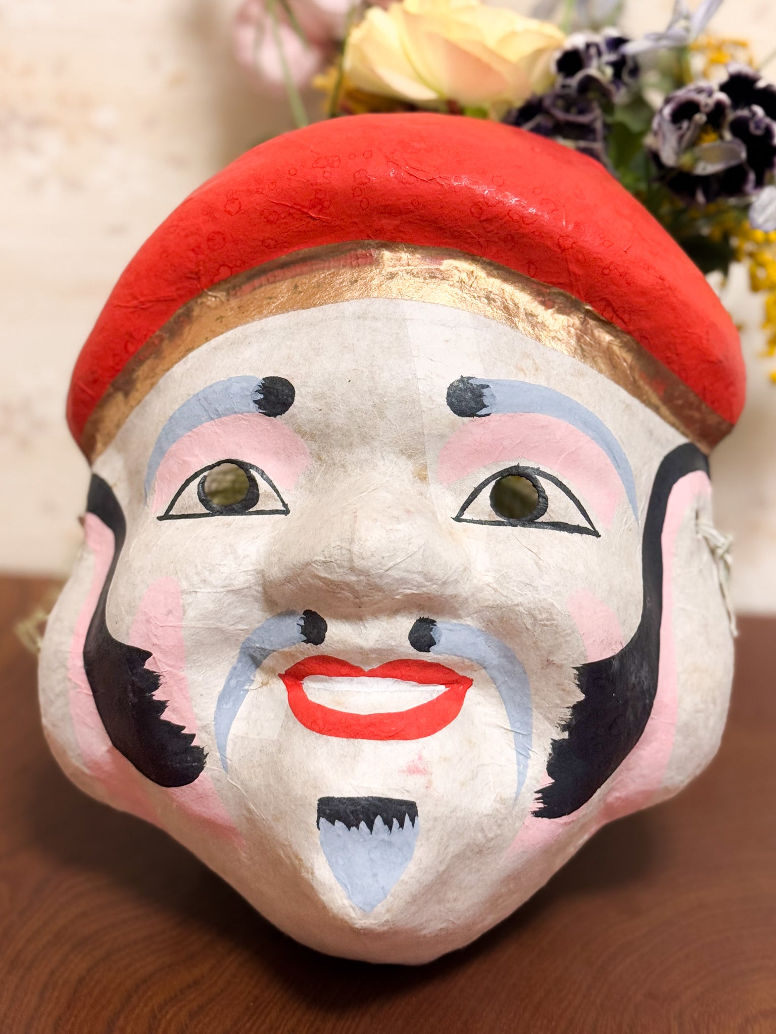 Masque papier maché Daikoku chapeau rouge