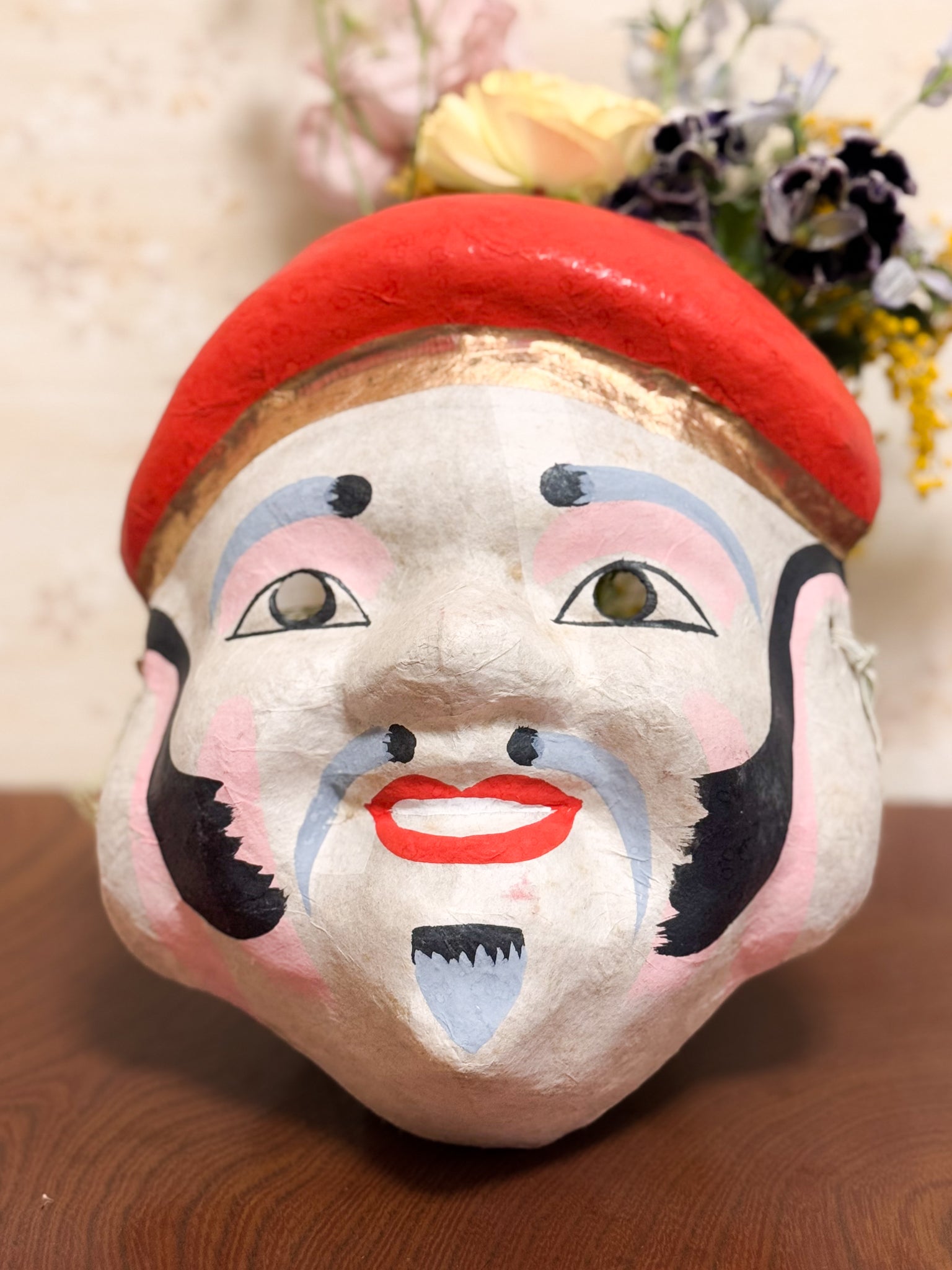 Masque papier maché Daikoku chapeau rouge 2