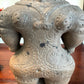 Réplique de statuette japonaise en argile de la période Jomon avec des motifs gravés sur le dos., le dos