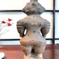 Réplique de statuette japonaise en argile de la période Jomon avec des motifs gravés sur le dos.