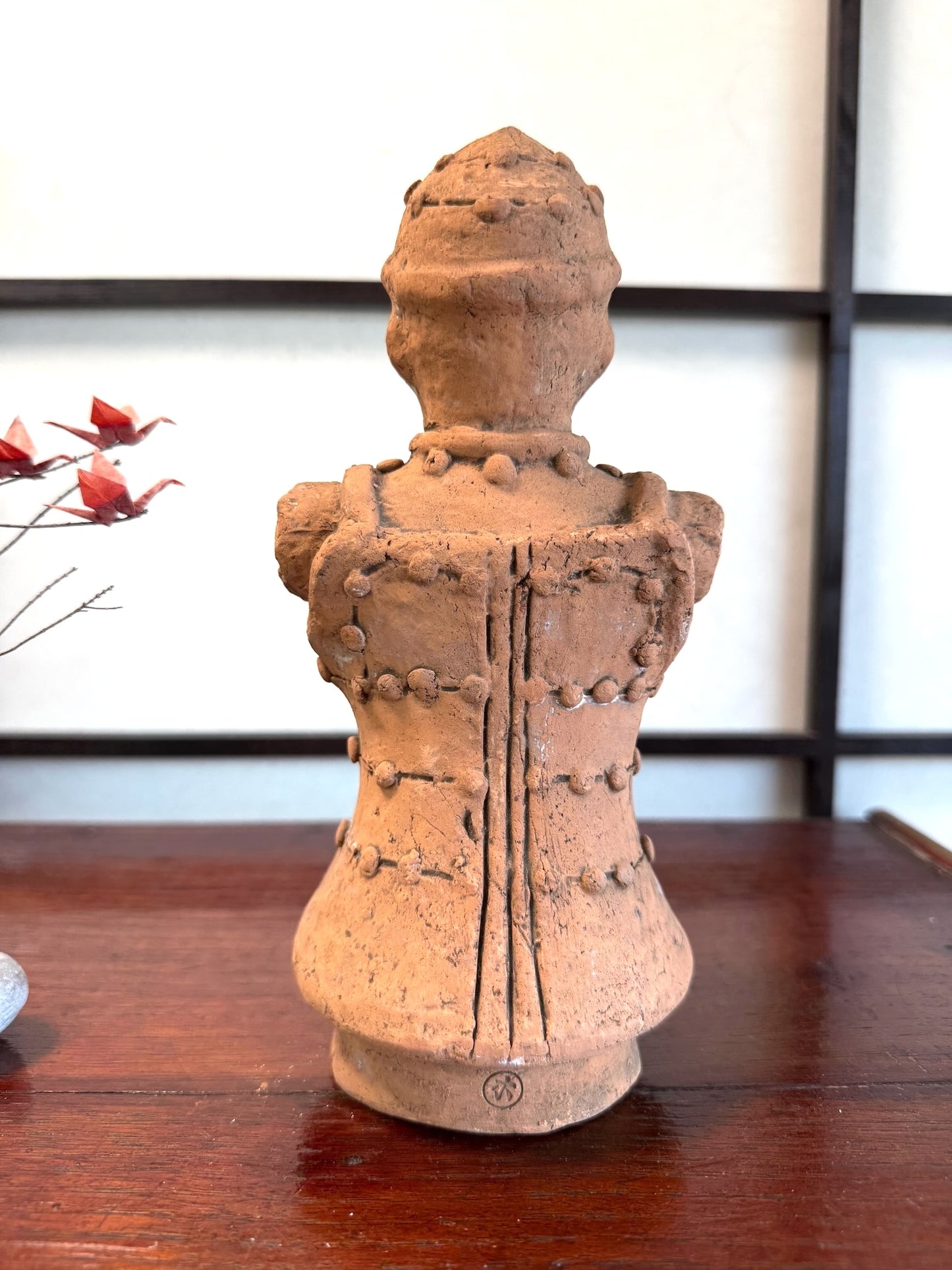 Réplique de statuette funéraire Haniwa en argile de la période Kofun avec des motifs et ornements en relief, vue de dos