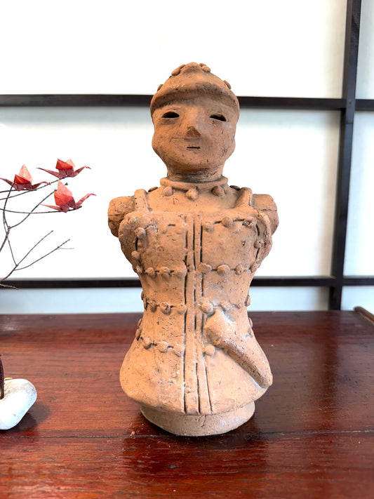 Réplique de statuette funéraire Haniwa en argile de la période Kofun avec des motifs et ornements en relief.