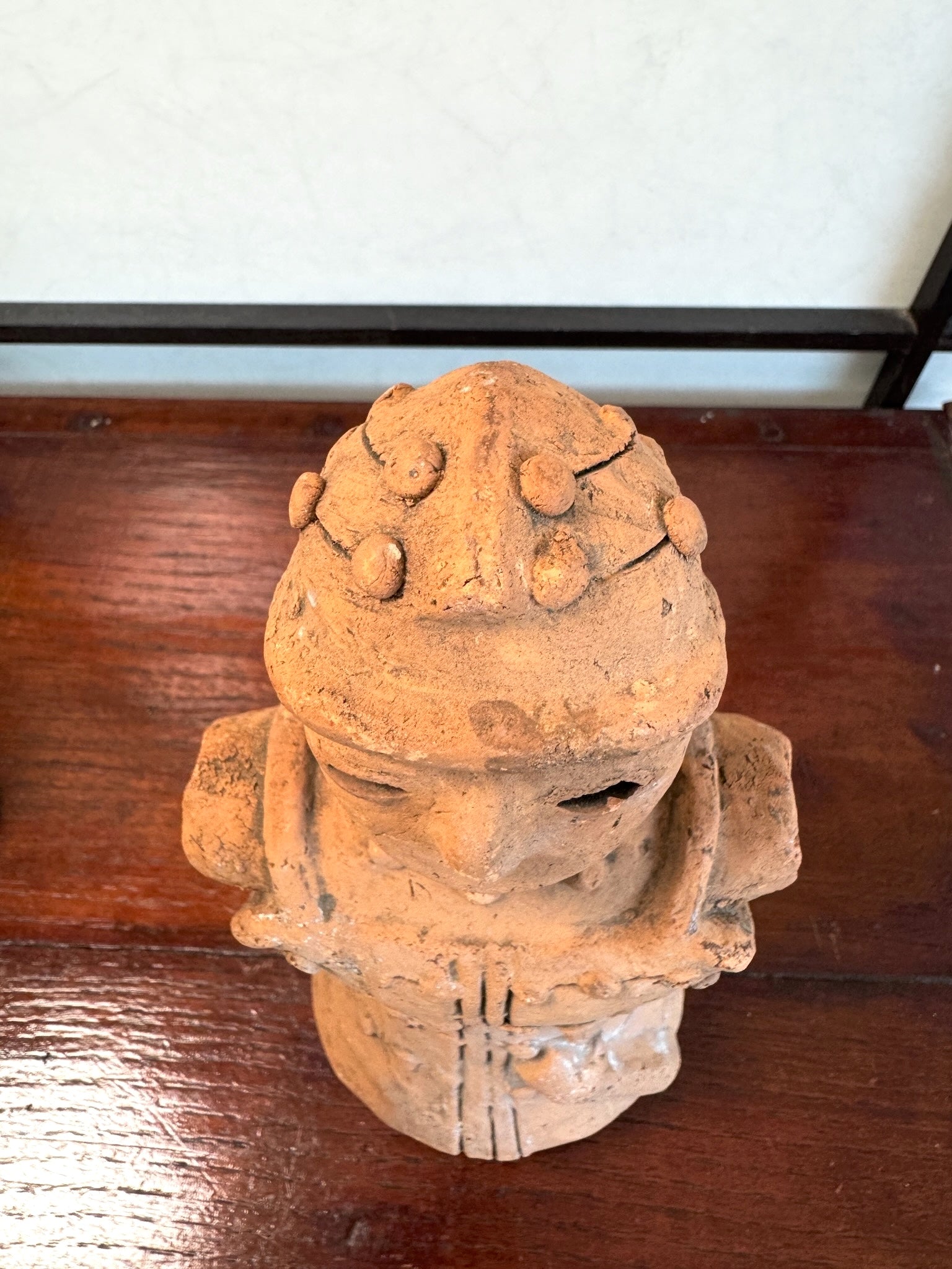 Réplique de statuette funéraire Haniwa en argile de la période Kofun avec des motifs et ornements en relief, vue de dessus