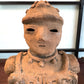 Réplique de statuette funéraire Haniwa en argile de la période Kofun avec des motifs et ornements en relief., gros plan du visage