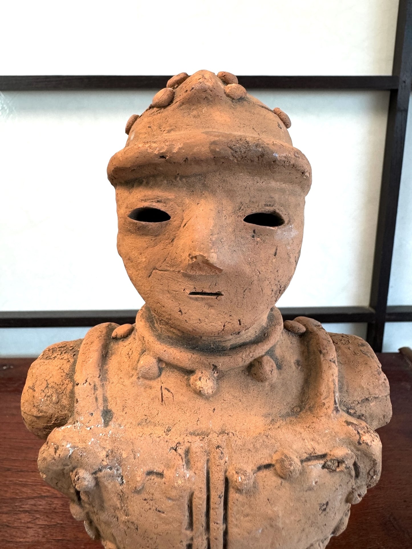 Réplique de statuette funéraire Haniwa en argile de la période Kofun avec des motifs et ornements en relief., gros plan du visage