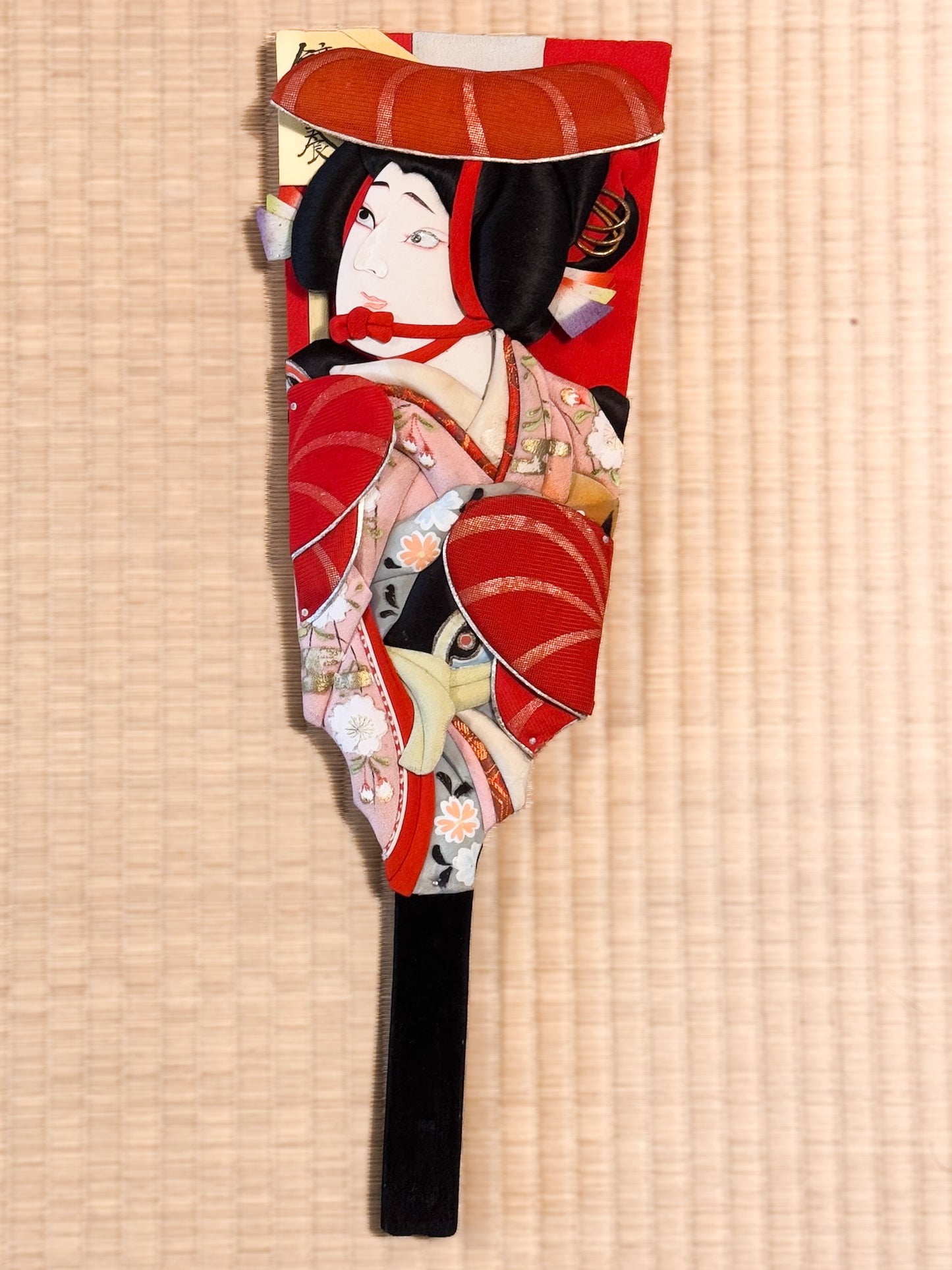 Hagoita, raquette japonaise en bois et tissu avec visage de femme en relief, manche en velours noir