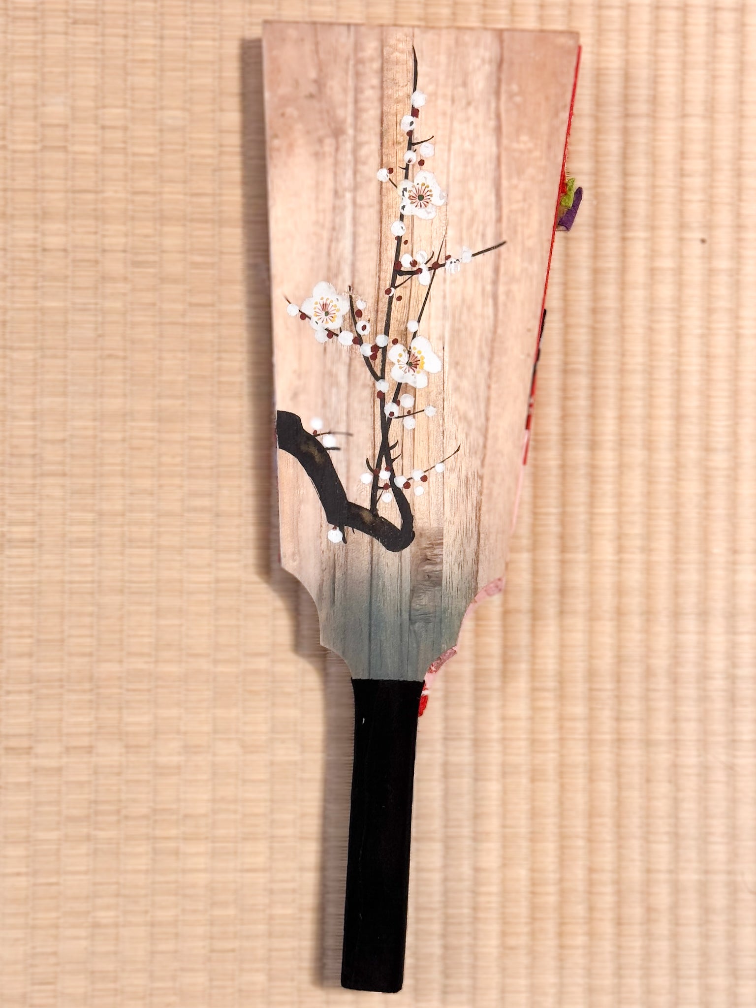 Hagoita, raquette japonaise en bois et tissu avec visage de femme en relief, le dos motif branche de cerisier en fleurs