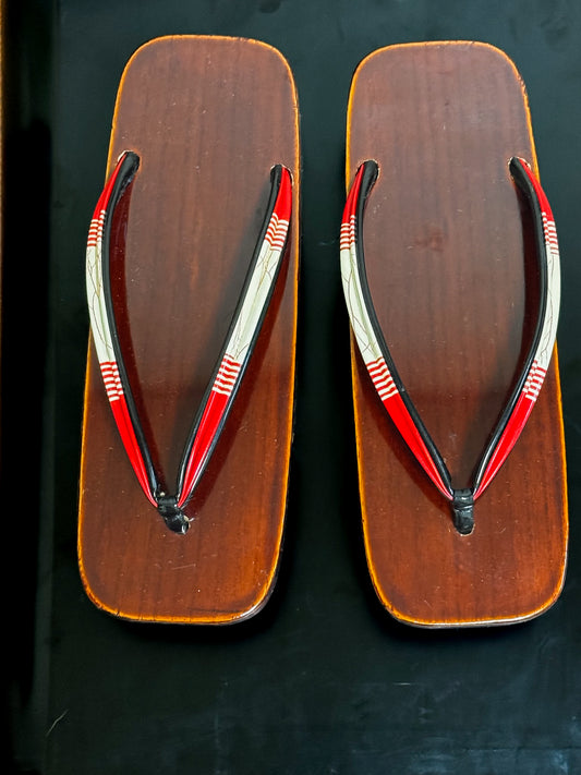 Paire de sandales geta japonaises en bois laqué brun avec lanières rouges et blanches