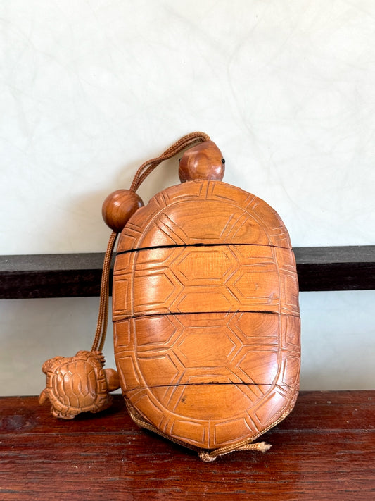 inro en bois boite japonaise tortue et netsuke tortue