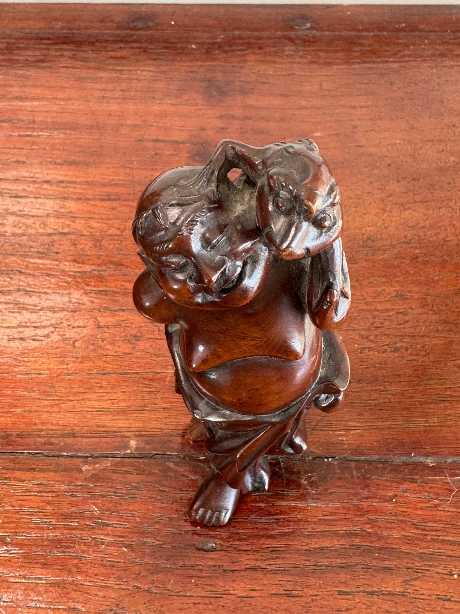 dieu du bonheur japonais Ebisu en bois, vu de dessus