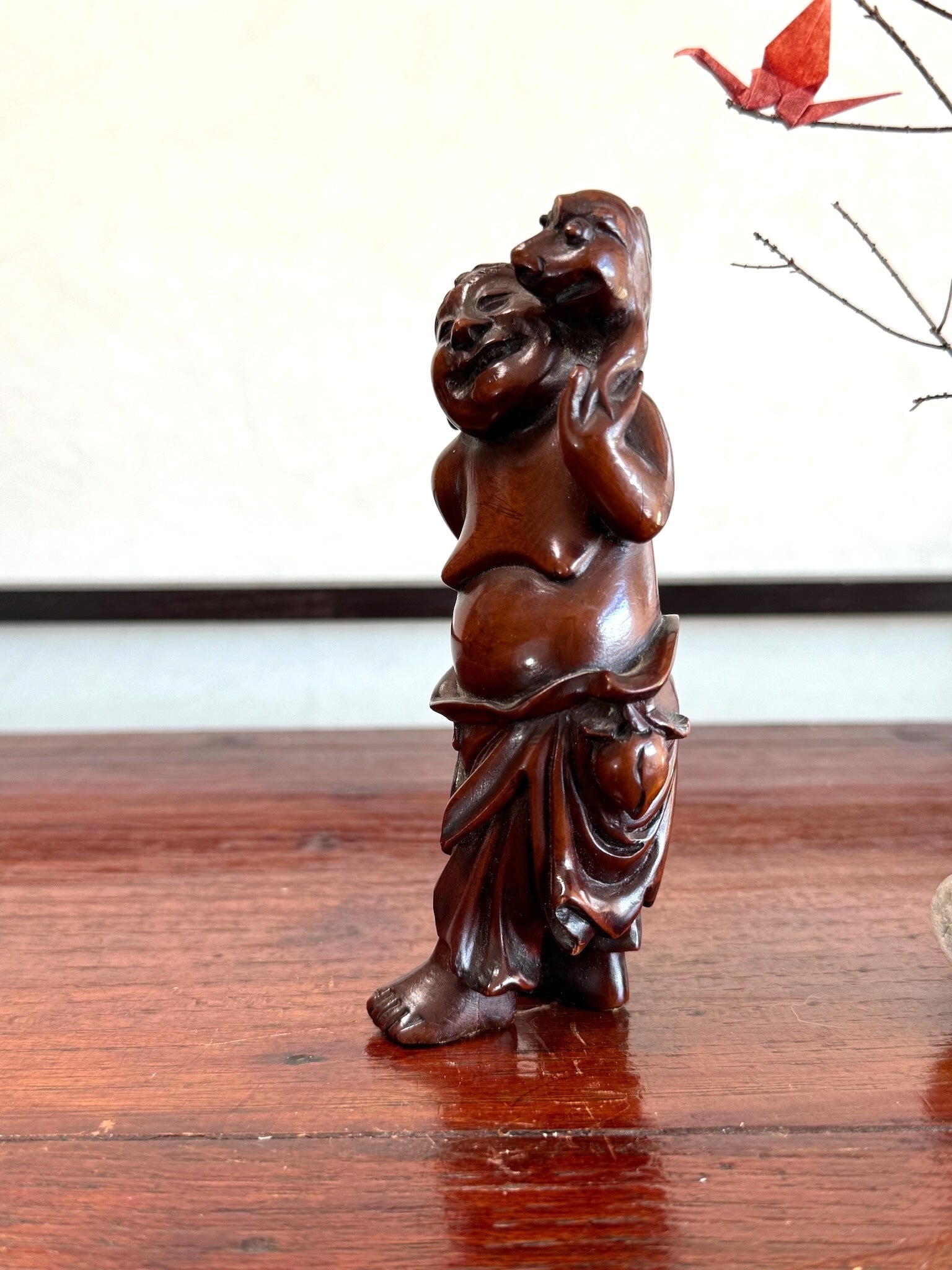 dieu du bonheur japonais Ebisu en bois, vu de 3/4
