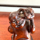 dieu du bonheur japonais Ebisu en bois, gros plan visage