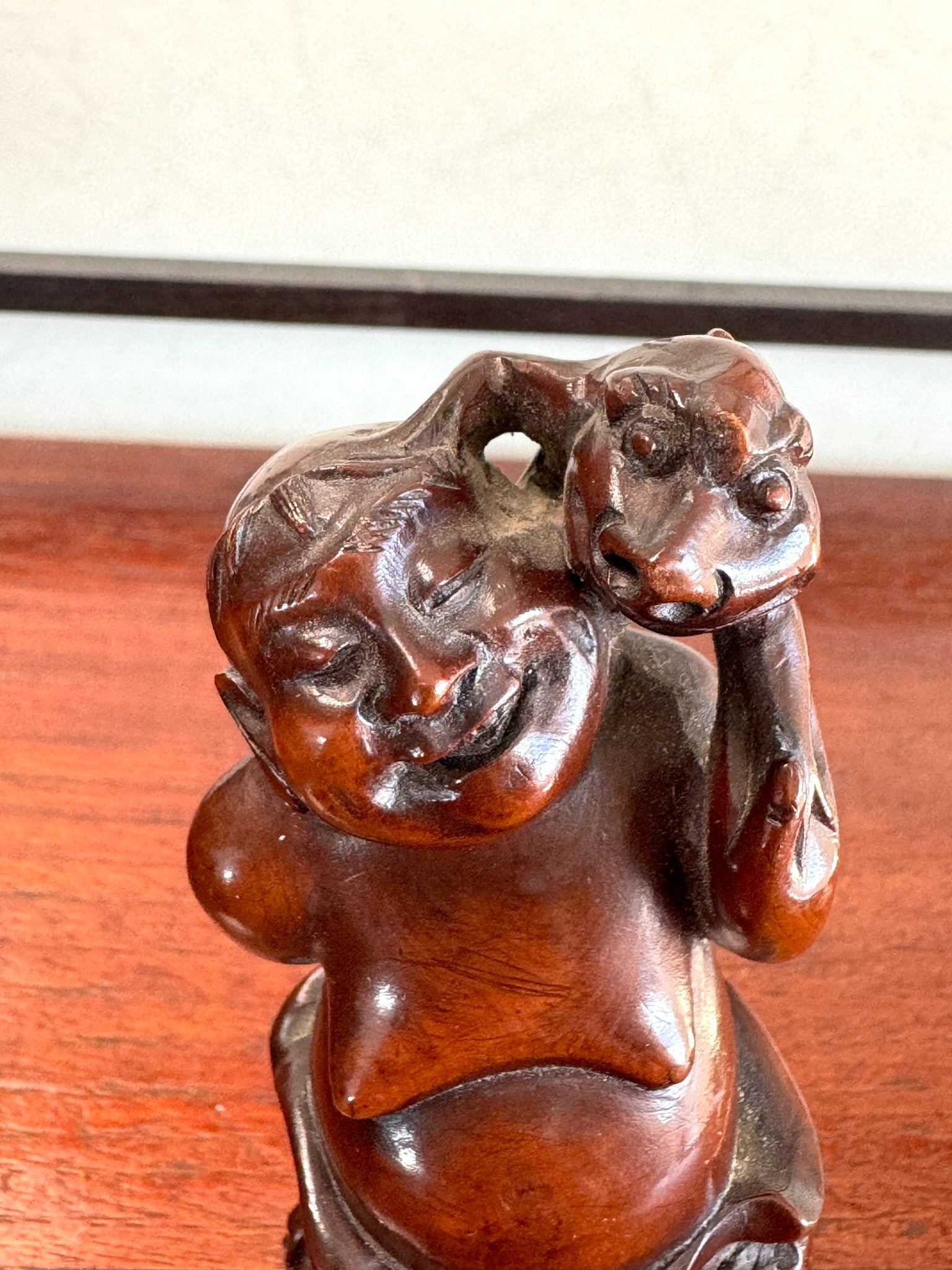 dieu du bonheur japonais Ebisu en bois, gros plan visage