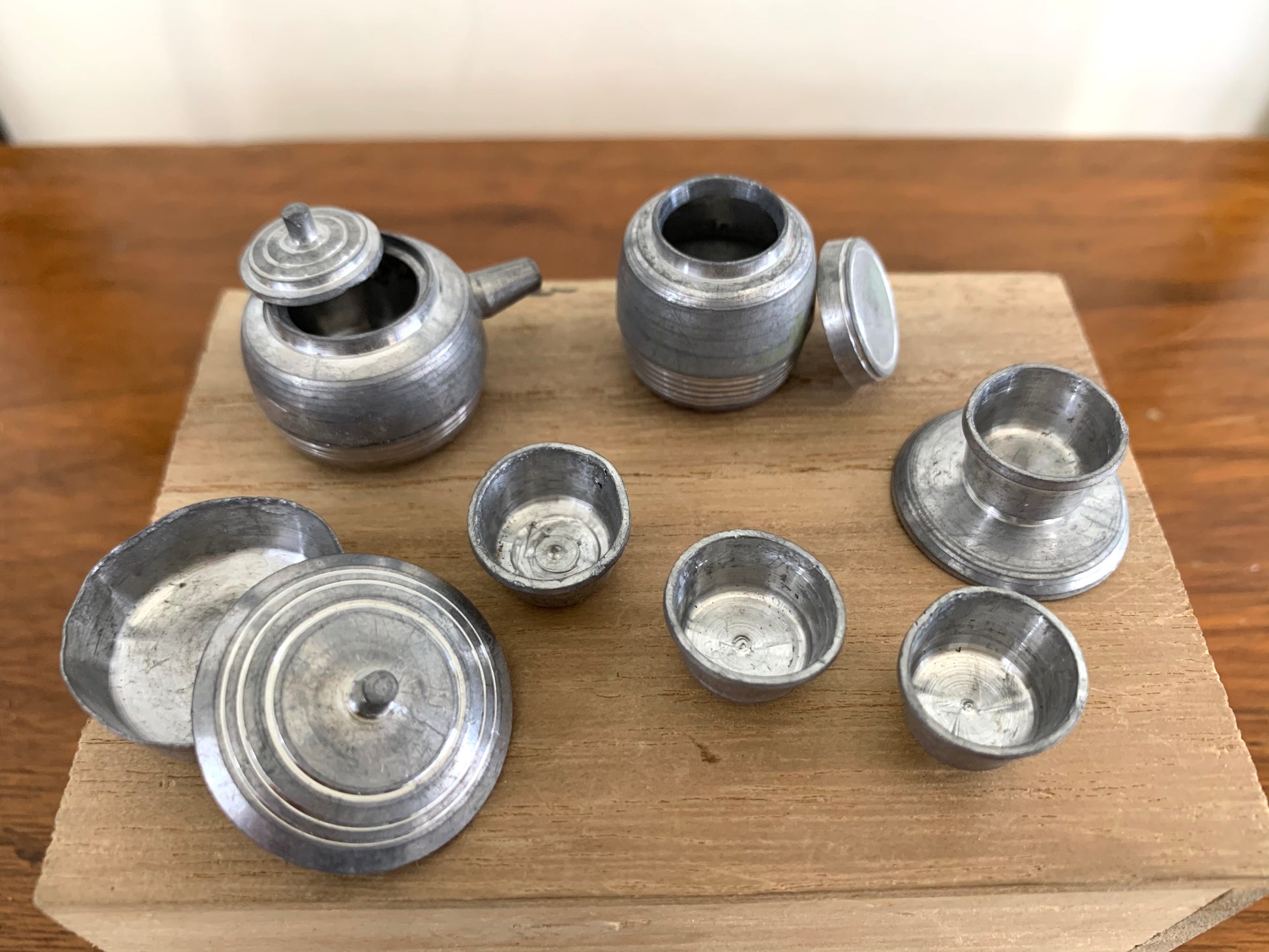 miniature japonaise ustensiles de cuisine en métal, vu de dessus