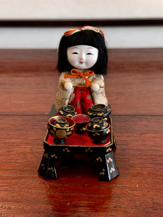 poupée japonaise kimekomi miniature avec plateau repas en laque noire