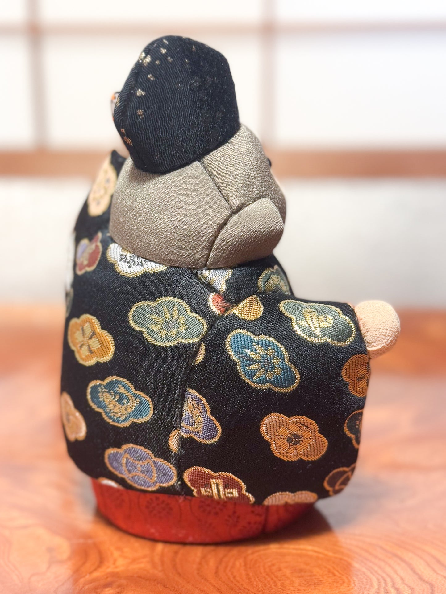poupée japonaise kimekomi représentant un singe en habits traditionnels et portant un petit tambour, vu de 3/4 gauche