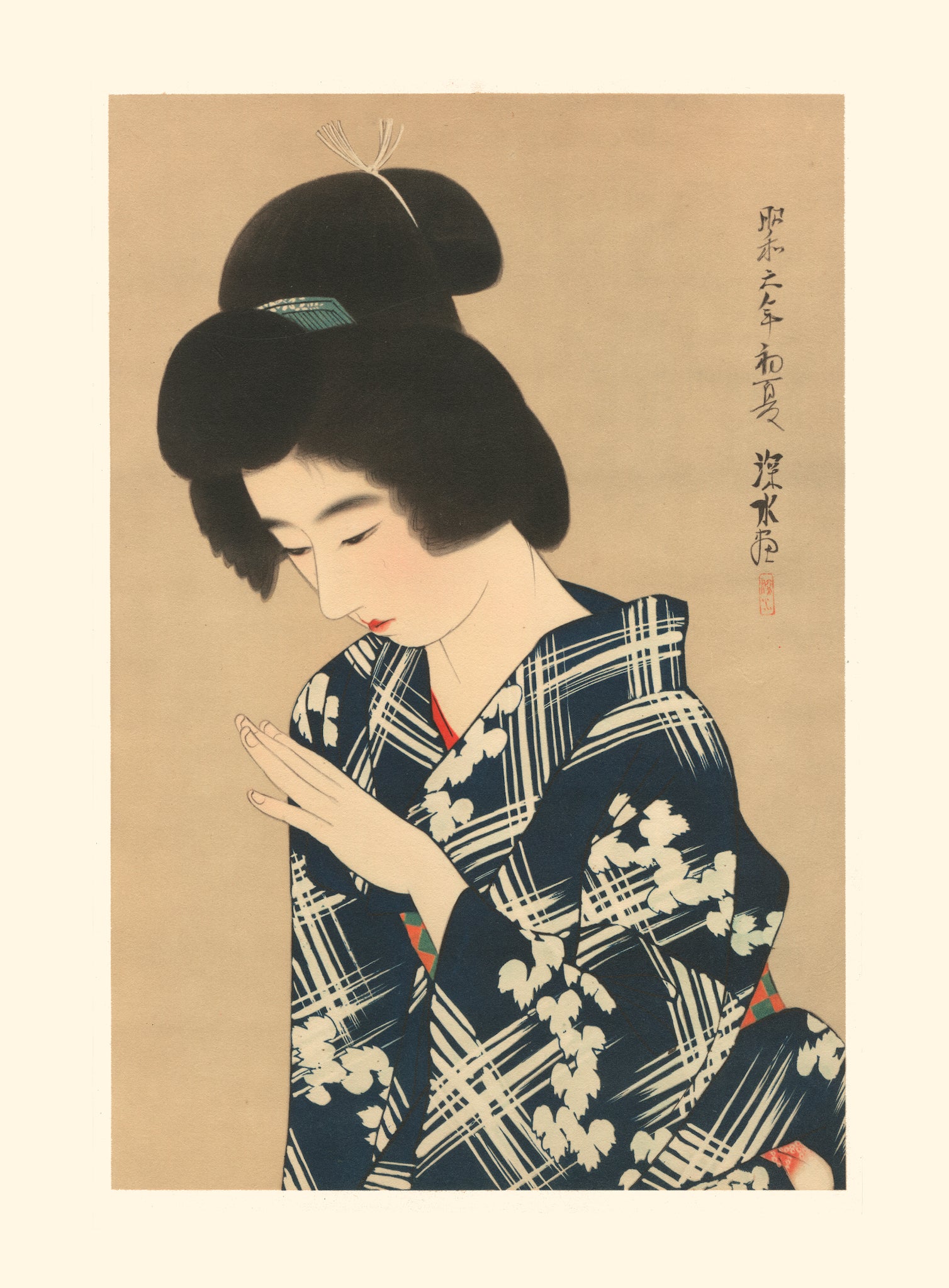 estampe japonaise tirage fine art de Shinsui Ito, beauté en kimono bleu se regardant les mains