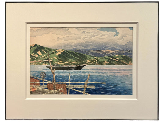 Estampe japonaise de paysage par Itō Shinsui représentant Ajiro au crépuscule, encadrée en sous-verre bordé gris ardoise