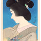 Estampe Japonaise de Torii Kotondo, geisha tenant un éventail sur fond bleu