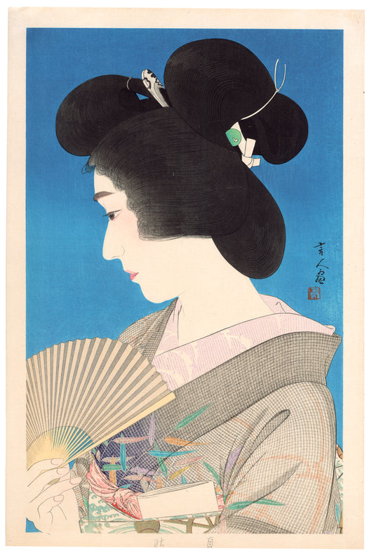 Estampe Japonaise de Torii Kotondo, geisha tenant un éventail sur fond bleu