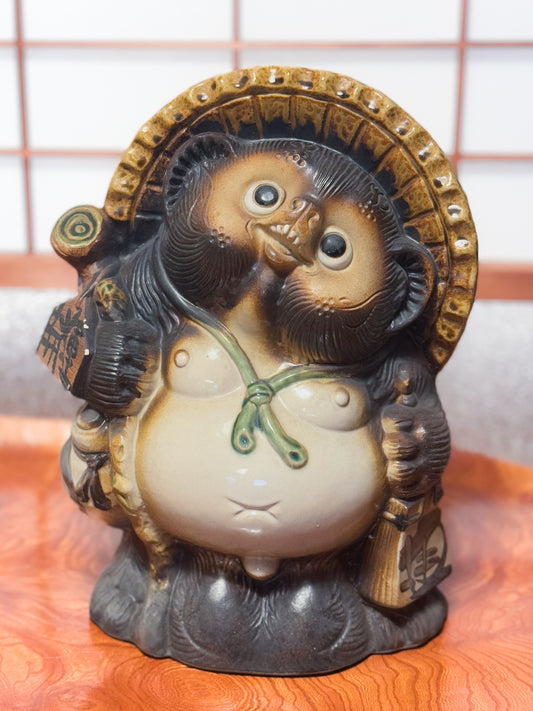 tanuki en céramique, tête penchée avec chapeau
