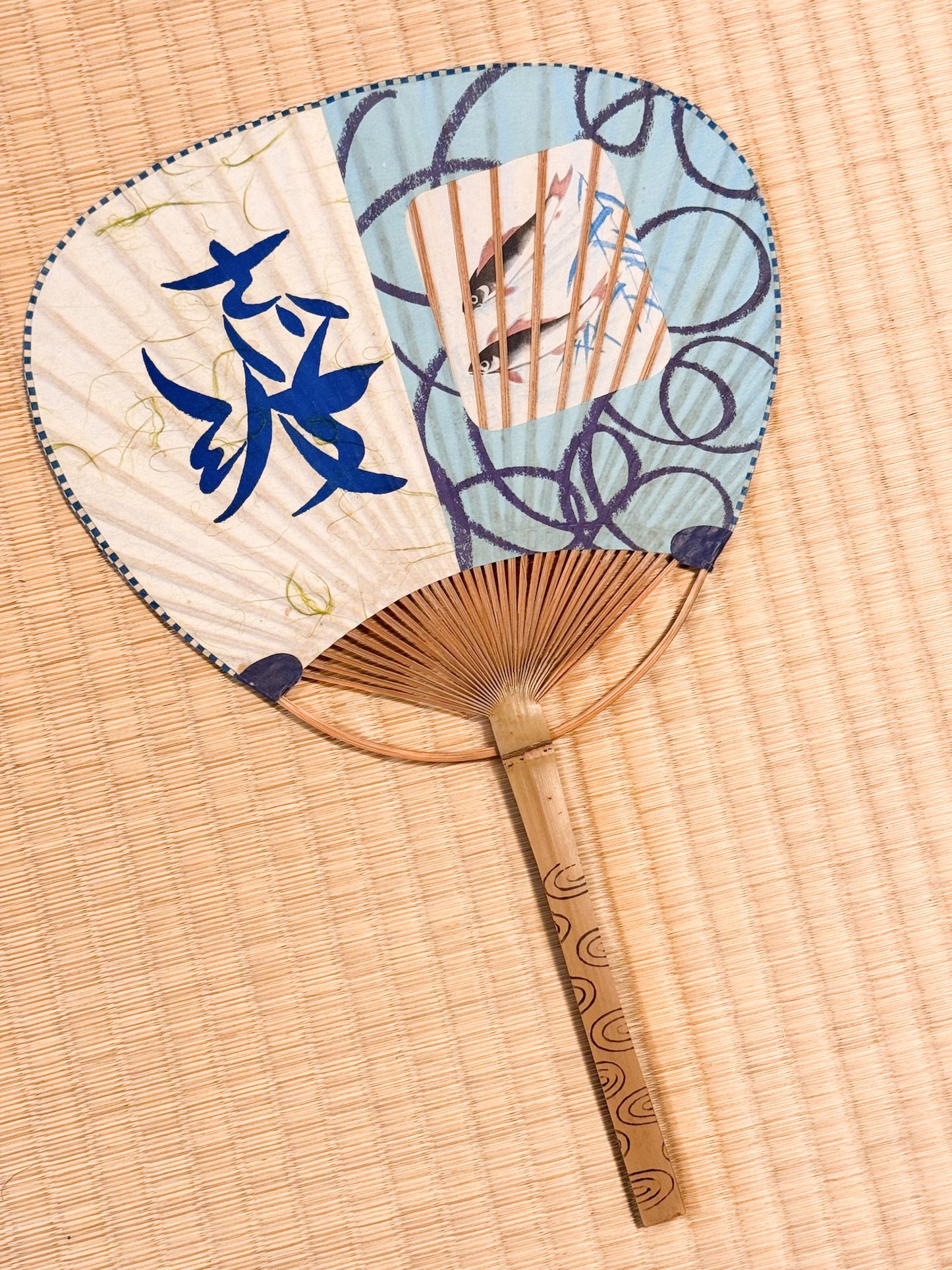 éventail japonais ancien avec découpe ajourée, poissons ayu et kanji bleu indiquant fraicheur, recto
