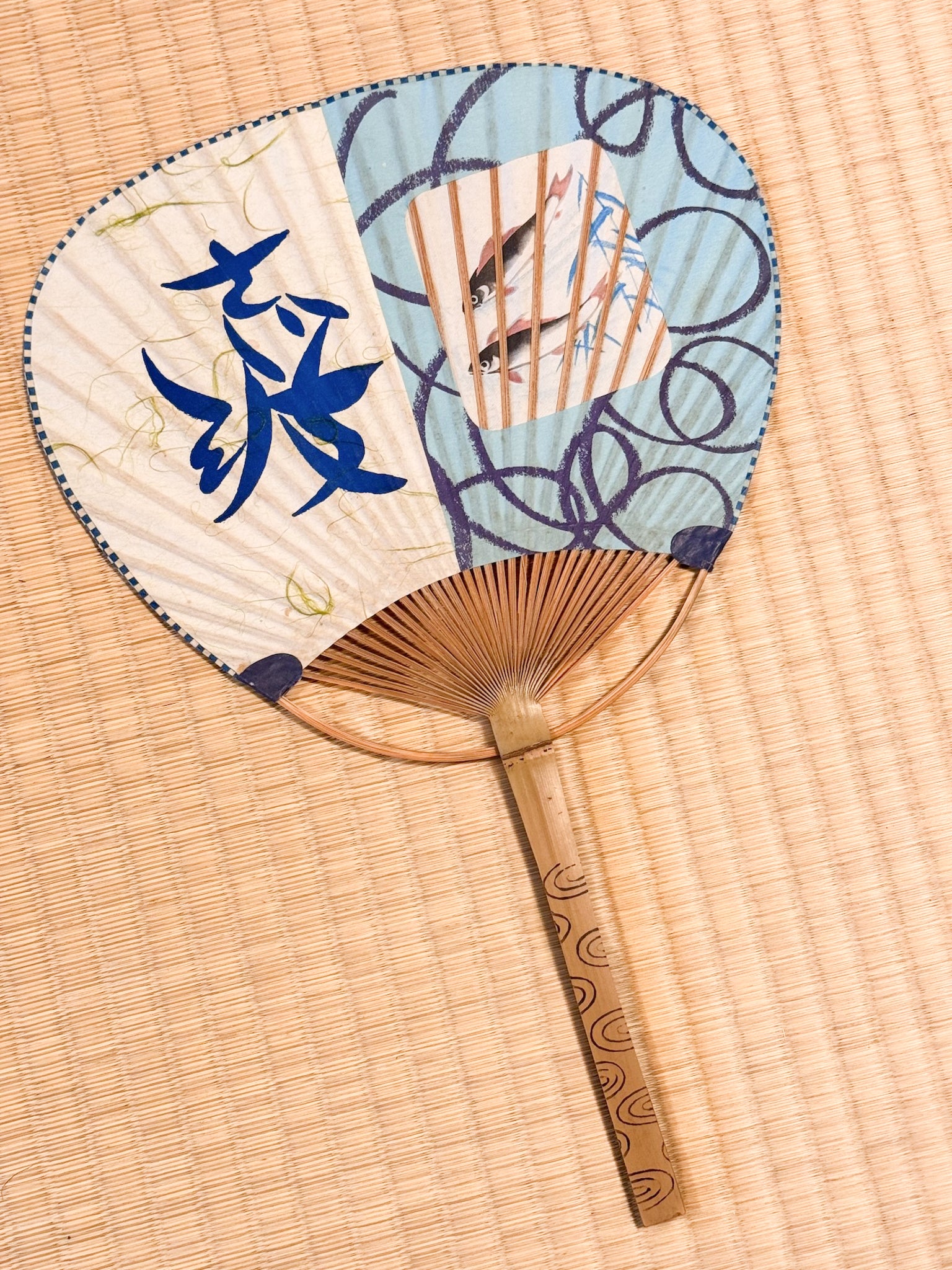 éventail japonais ancien avec découpe ajourée, poissons ayu et kanji bleu indiquant fraicheur, recto