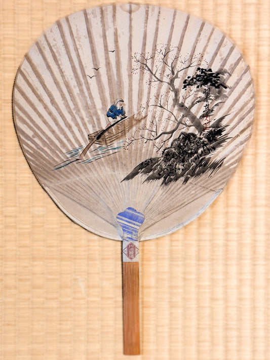 éventail japonais ancien peint à la main avec pêcheur en barque et arbre en fleur, style sumi-e
