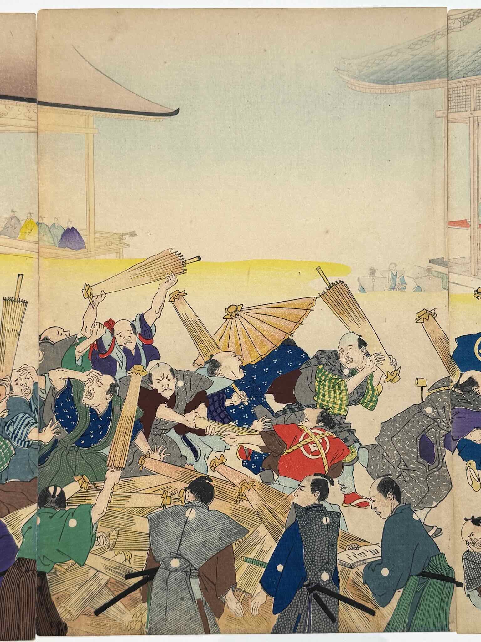 estampe japonaise en triptyque de Chikanobu, série Outer Chiyoda Palace, une foule agitée se précipite à la distribution de parapluie, au loin une pièce de théatre Nô sans spectateur, gros plan sur le peuple s'arrachant les parapluies