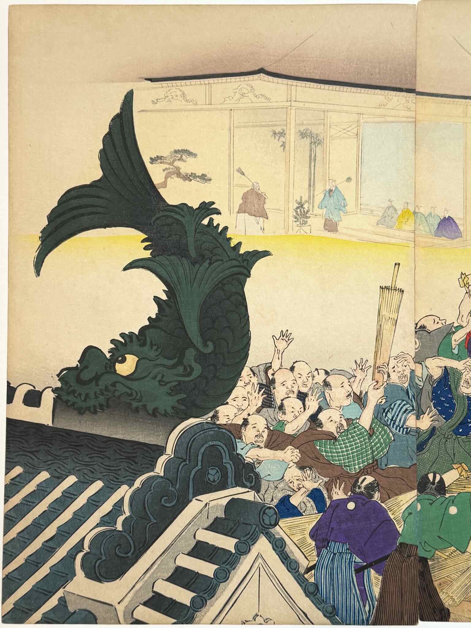 estampe japonaise en triptyque de Chikanobu, série Outer Chiyoda Palace, une foule agitée se précipite à la distribution de parapluie, au loin une pièce de théatre Nô sans spectateur, gros plan sur le toit du temple en premier plan avec une carpe sculptée