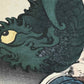 estampe japonaise en triptyque de Chikanobu, série Outer Chiyoda Palace, une foule agitée se précipite à la distribution de parapluie, au loin une pièce de théatre Nô sans spectateur, gros plan sur le poisson ornant un toit