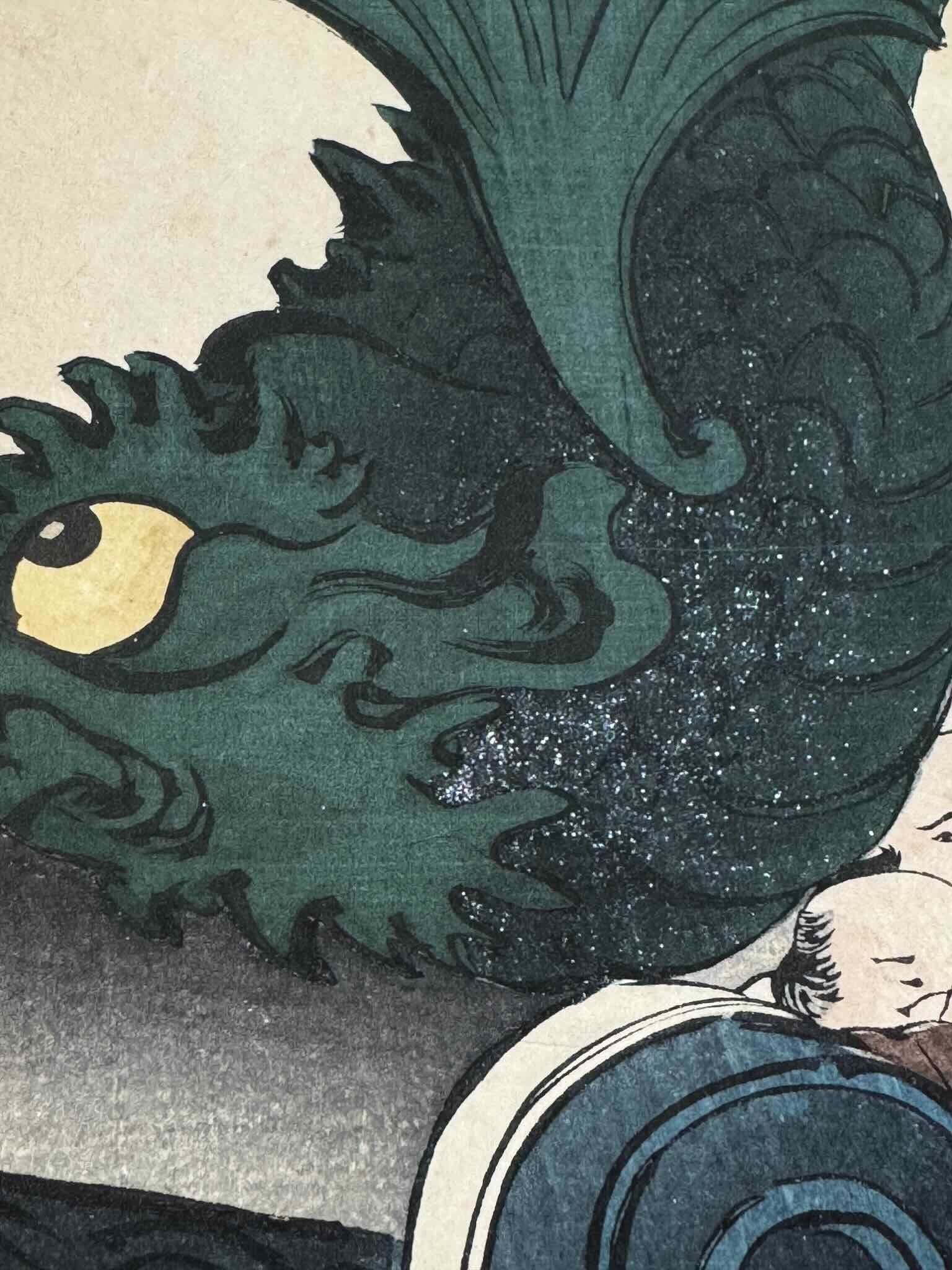 estampe japonaise en triptyque de Chikanobu, série Outer Chiyoda Palace, une foule agitée se précipite à la distribution de parapluie, au loin une pièce de théatre Nô sans spectateur, gros plan sur le poisson ornant un toit