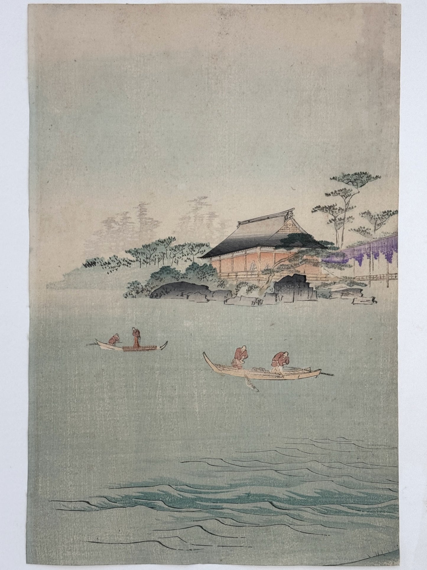 estampe japonaise en triptyque, deux seigneurs pêchant au bord d'un lac, pin et glycines en fleurs, les barques et le temple au loin, partie gauche, 