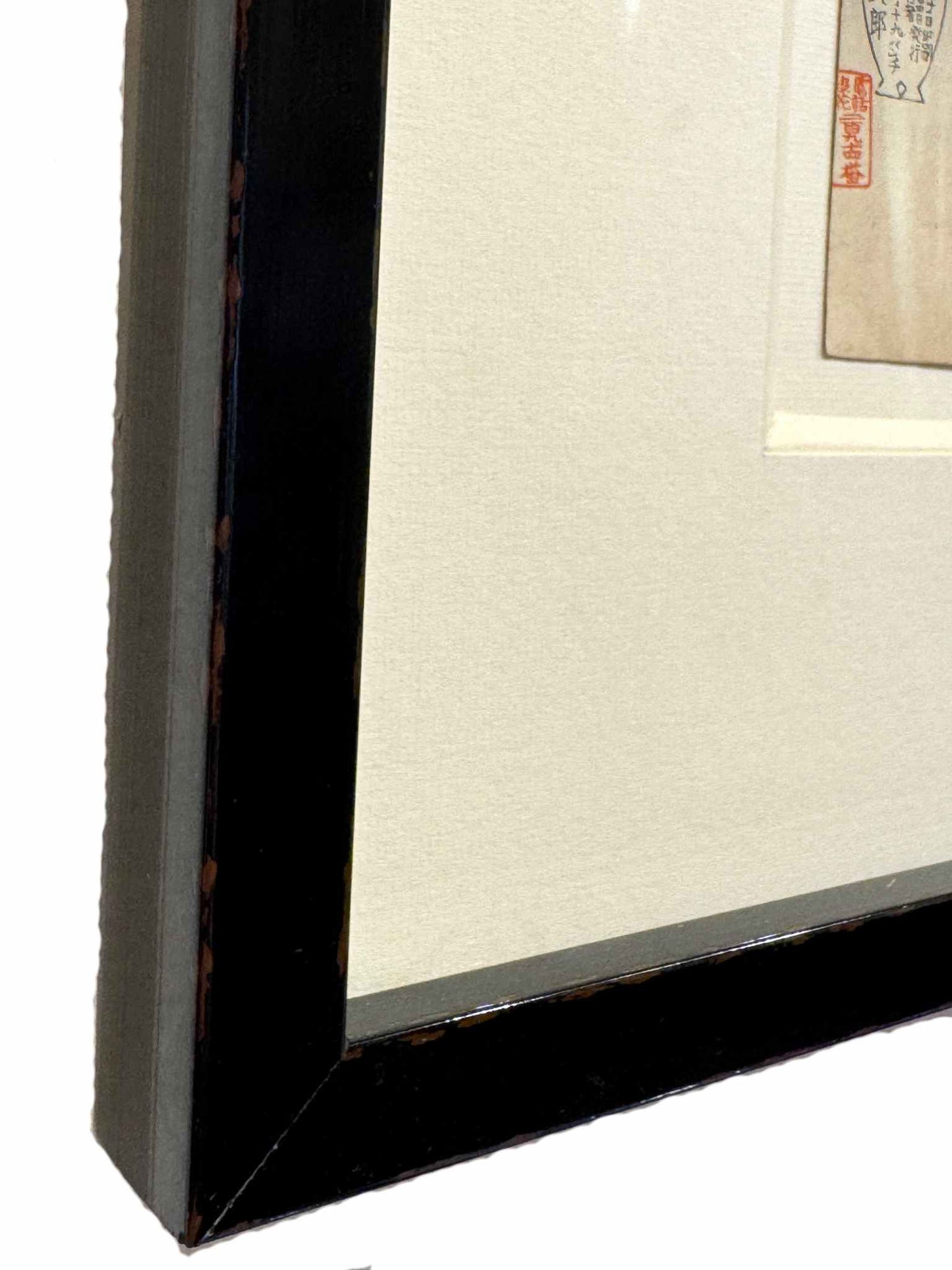 estampe japonaise en triptyque encadrée de Chikanobu, un défilé de samourai en armure sophistiquée prêt au combat, série Outer Chiyoda palace. gros plan sur l'angle du cadre noir imitation laque japonaise