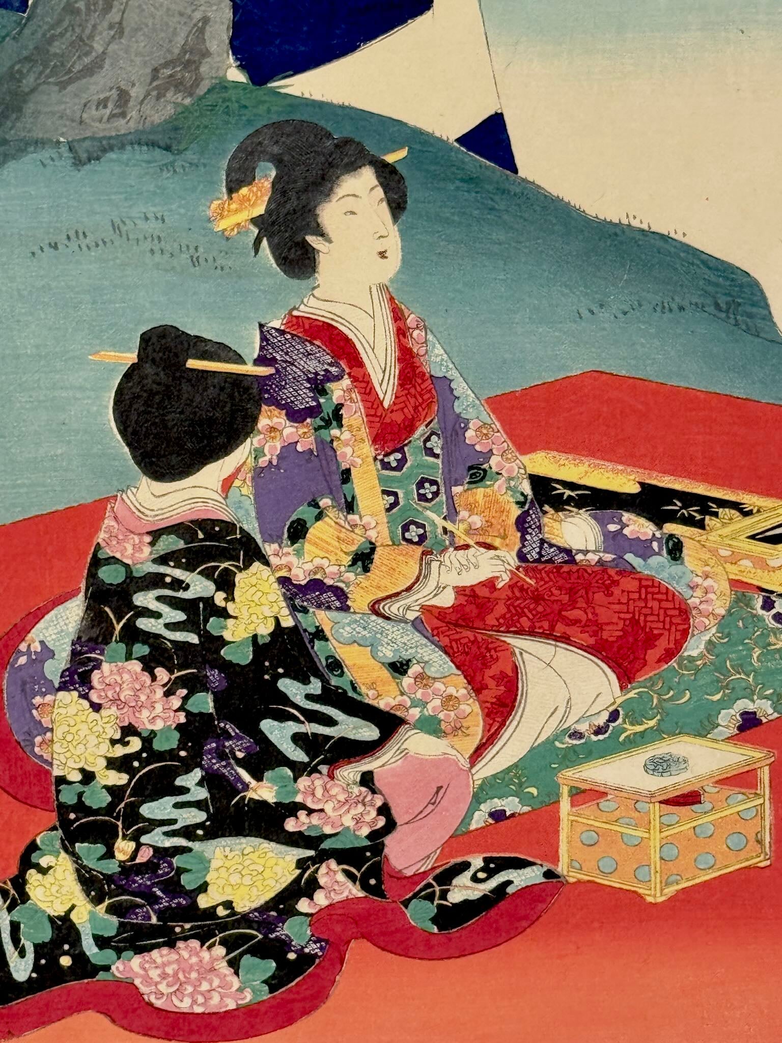 Estampe Japonaise triptyque de Chikanobu représentant des dames de la cour des Tokugawa célébrant le hanami sous des cerisiers en fleurs, détail du panneau gauche, dames assises vêtues de kimono colorés