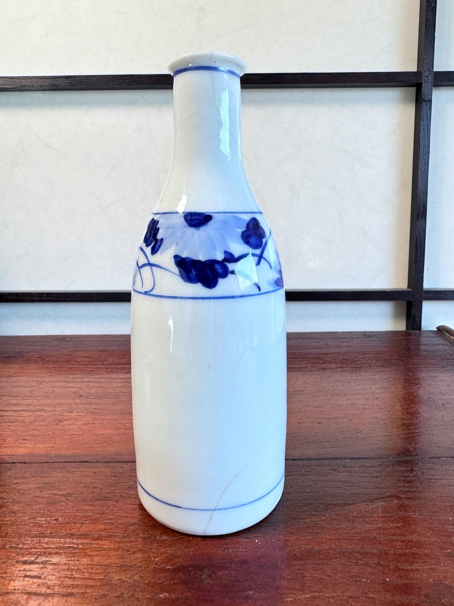 bouteille saké fleurs bleues céramique blanche dessins