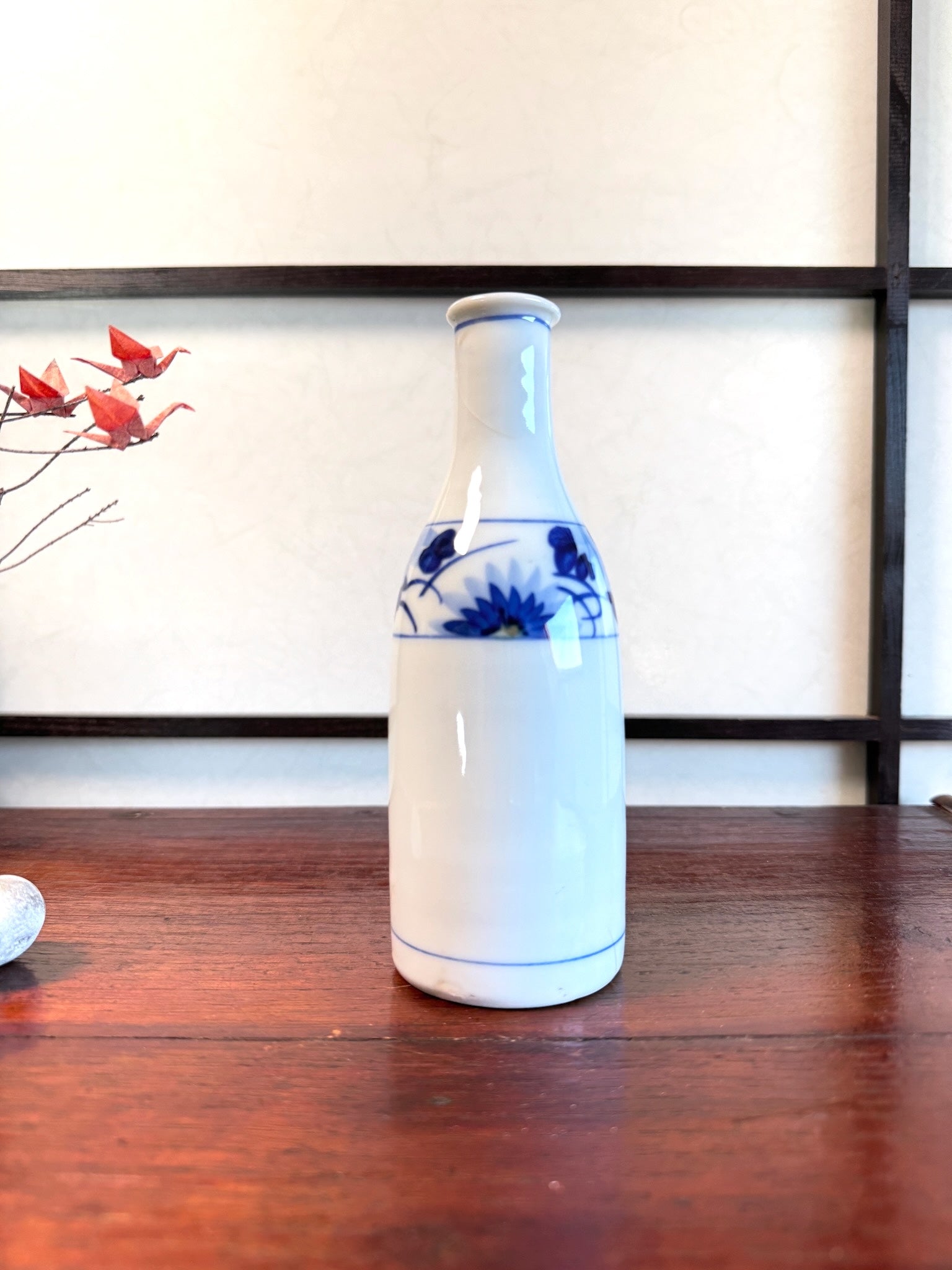 bouteille saké fleurs bleues céramique blanche chrysanthèmes