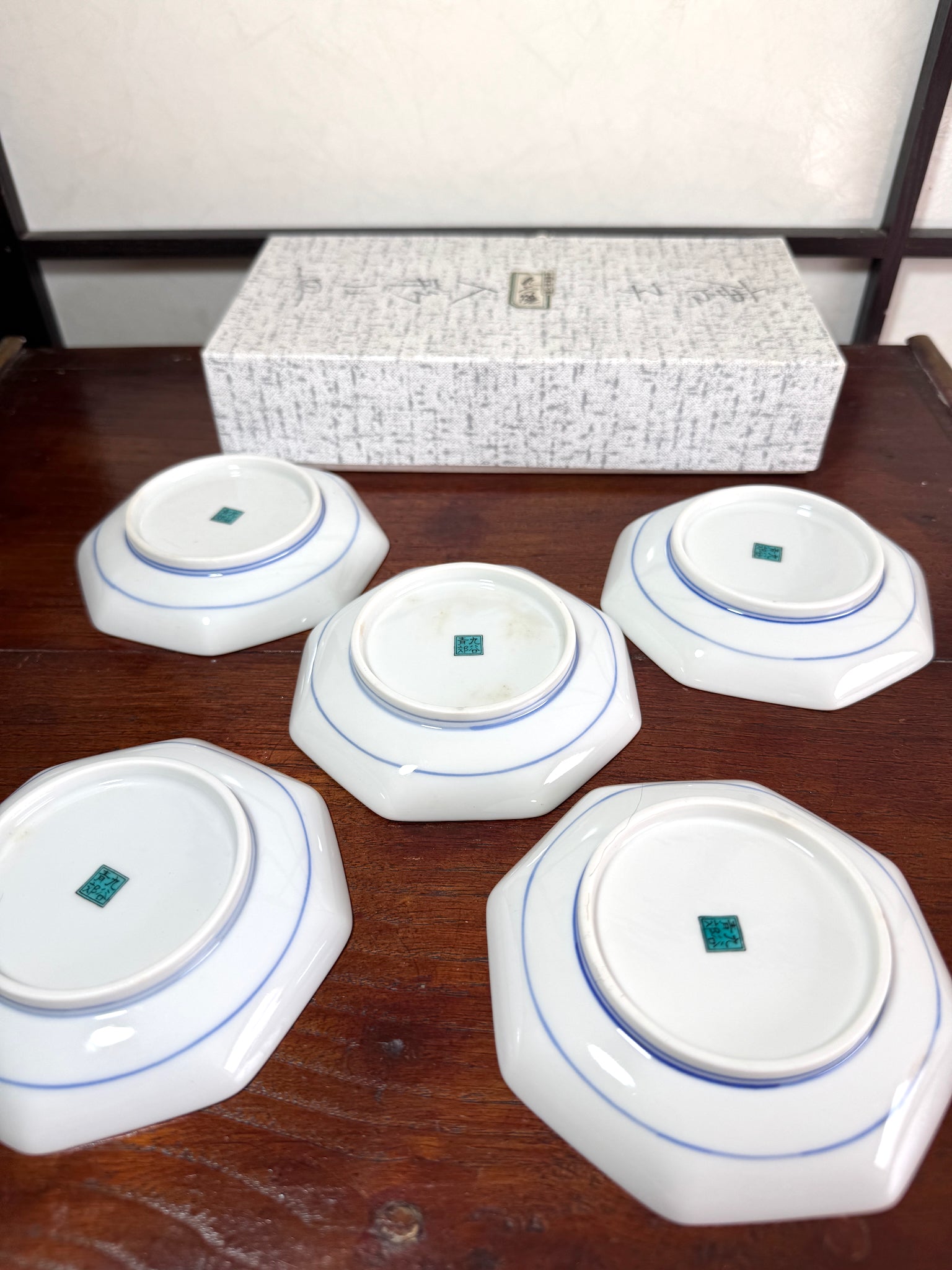 Coupelles octogonales en porcelaine avec enfants Gosho peints, style Kutani japonais, vu du dessous