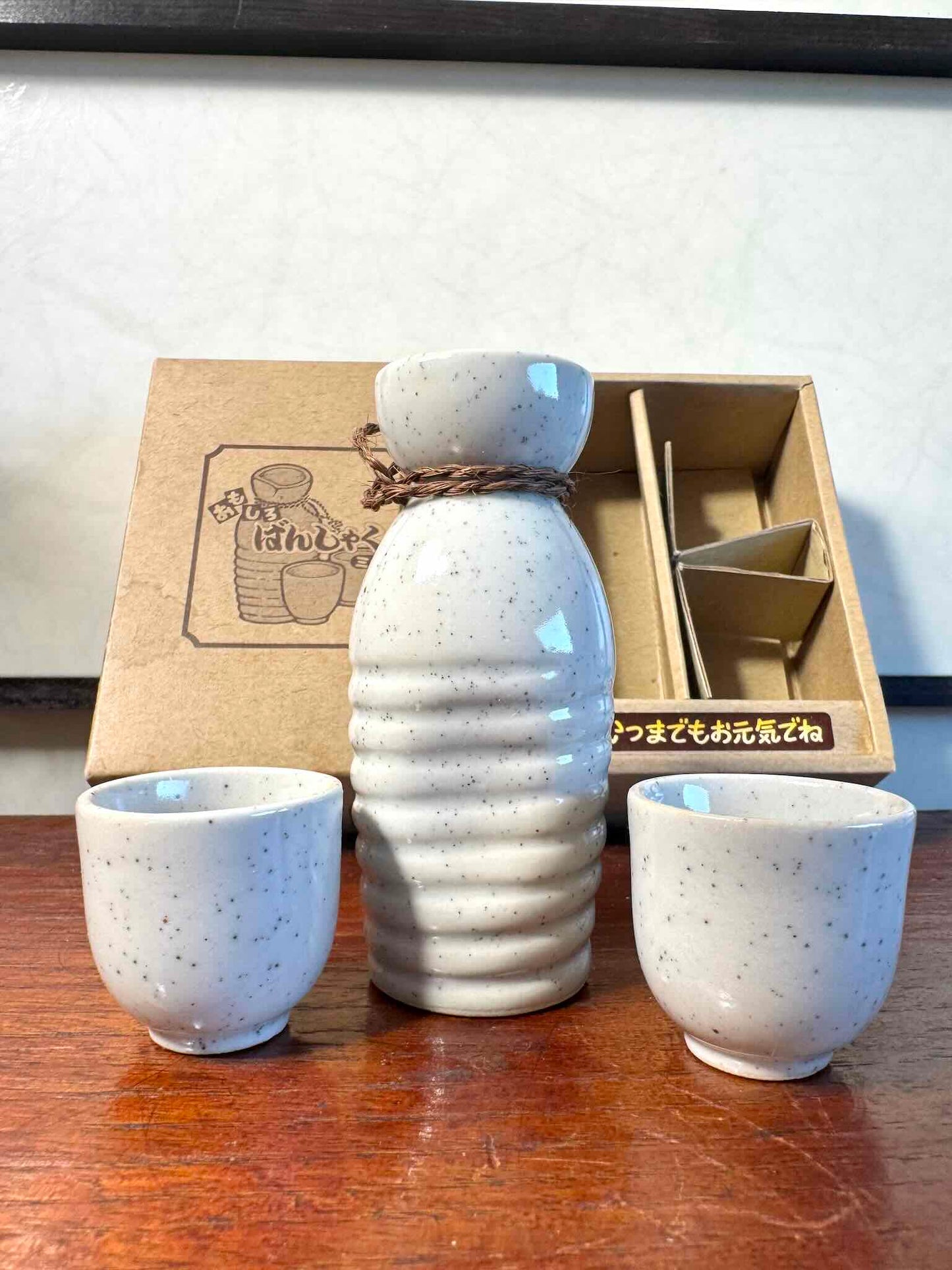 service saké japonais coffret okame hyottoko céramique, vu de dos