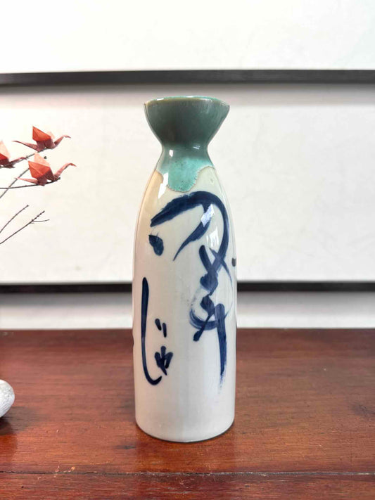 pichet à saké avec calligraphie japonaise, vu d'un autre côté