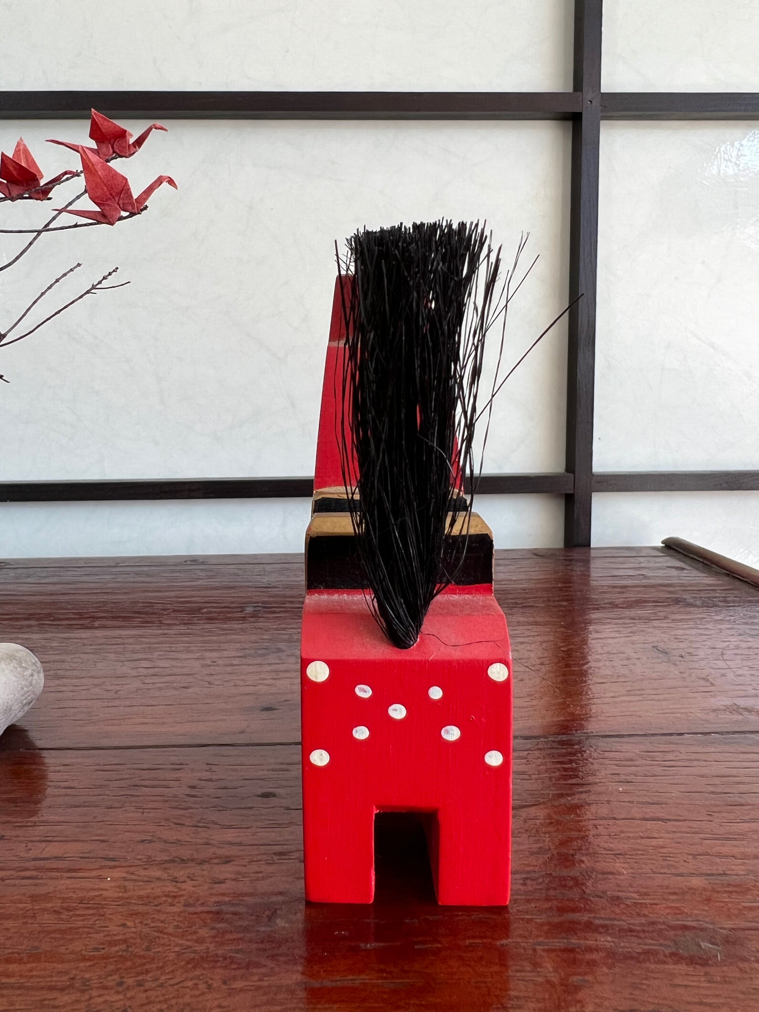 Cheval Miharu traditionnel en bois rouge vue de dos